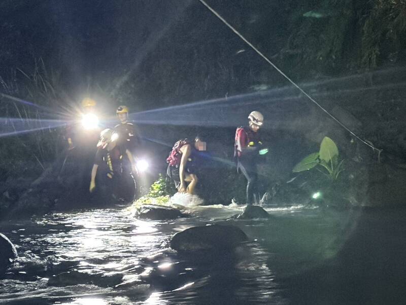 菲籍男尖石錦屏溪戲水遭沖走 竹縣消防漏夜搜救架繩脫困