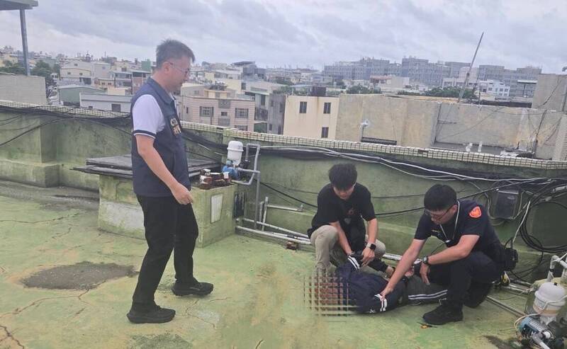 毒駕、通緝竟掛他車號牌 衝死巷逃公寓頂樓被逮