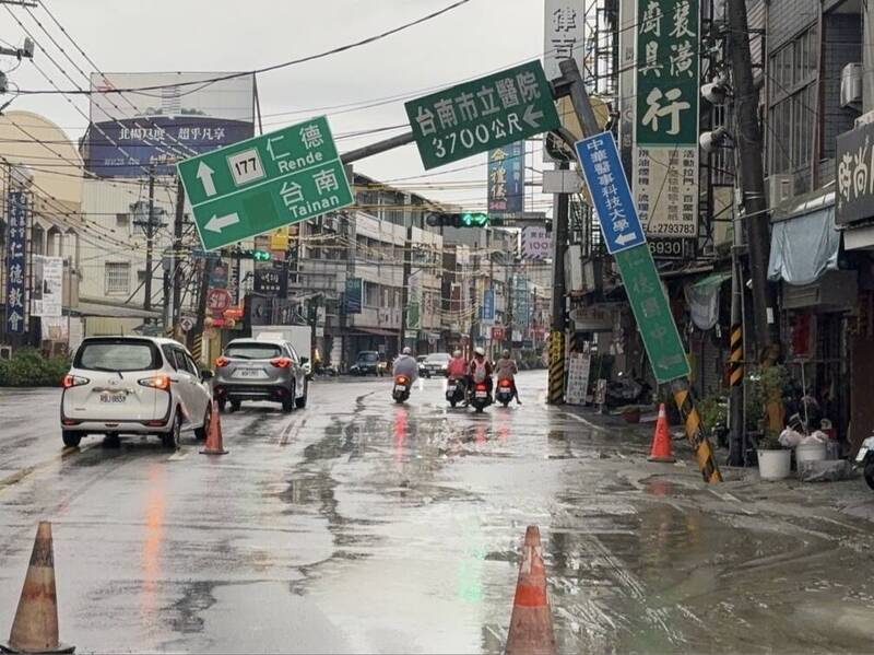 大雨釀禍?台南疑水管破裂道路下陷 路標桿傾斜