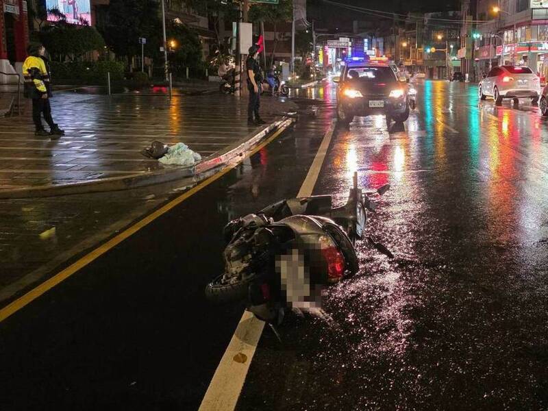 壓到洞?疑路面坑洞釀禍 彰化男雨中騎車突扭動慘摔