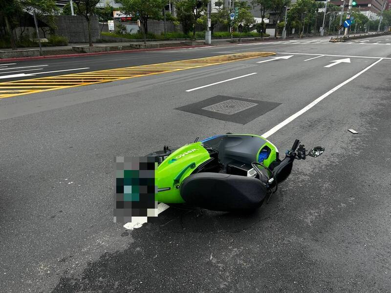 50歲代駕清晨騎共享機車返家 撞倒南港忠孝東路號誌桿殞命