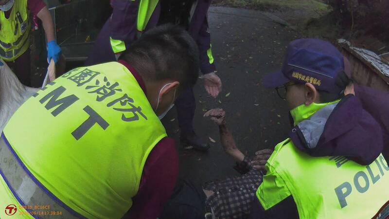 女警扭傷手忍痛救援 桃警搜山助79歲失聯翁脫險