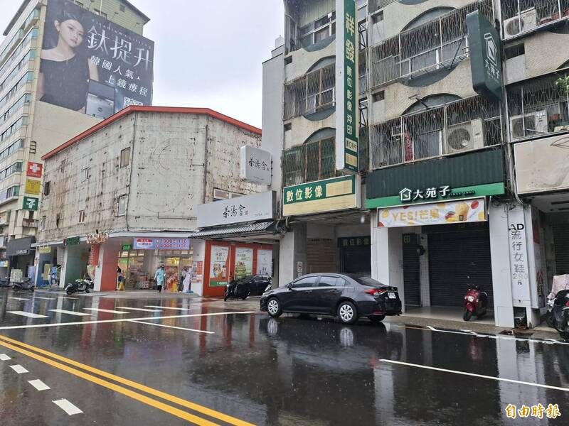 中市公益路招牌掉落將依法查處 目前掉落招牌已完成排除