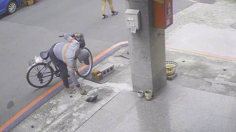 高雄怪男撬走住家不鏽鋼蓋 警追查提醒民眾