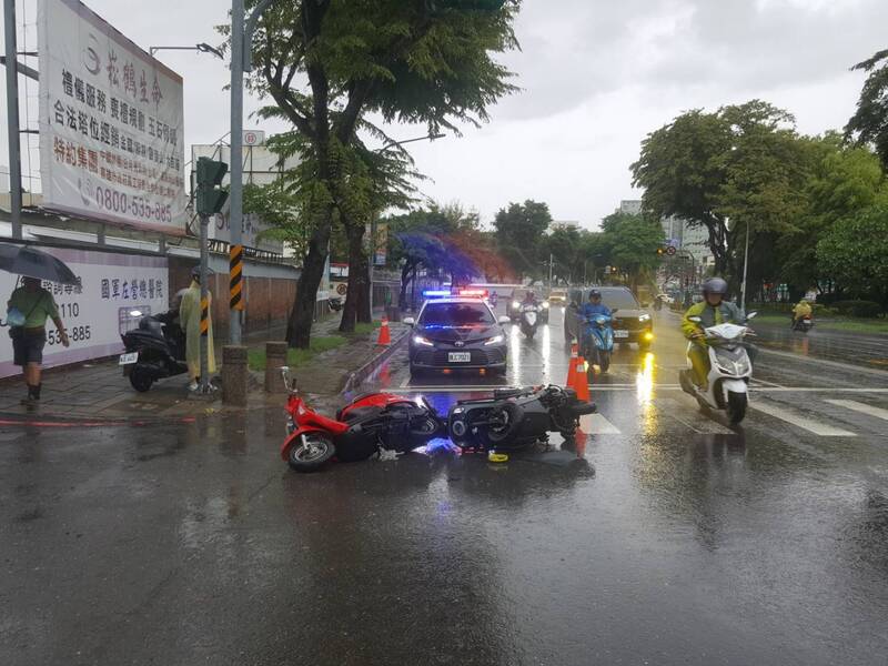 高雄左營轎車左轉釀3人受傷 警曝肇事原因