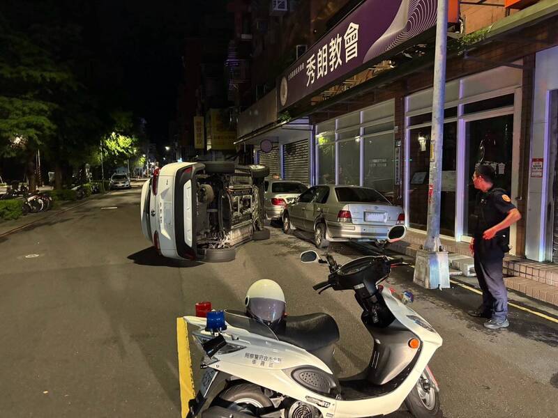 機場接送司機載客路不熟 邊開邊找地址撞轎車翻覆