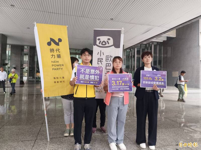時代力量高雄黨部主任王憶恆（左）、前鎮小港市議員參選人于仙玲（中）、小民參政歐巴桑聯盟召集人林詩涵（右）召開記者會。（記者葛祐豪攝）