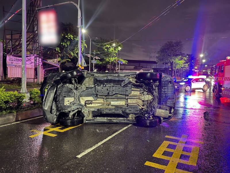 酒駕害己!男酒駕撞分隔島翻車 命大僅輕傷被移送法辦