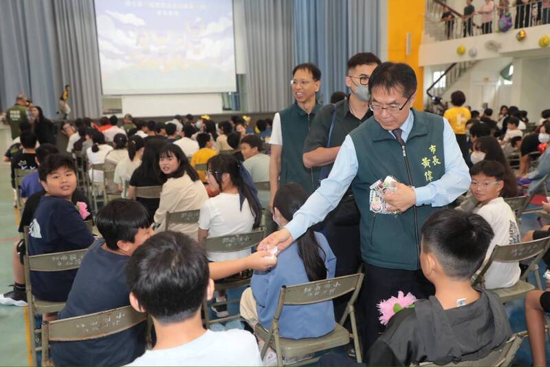 歸南國小「棒球精神」畢典 黃偉哲勉學童勇敢逐夢