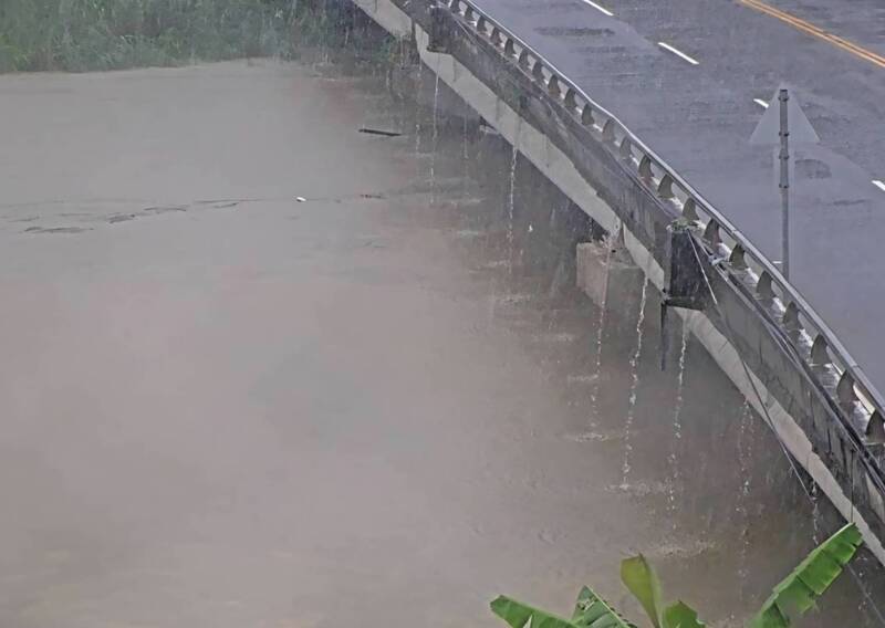 高雄大雷雨狂炸多區達大雨等級 1區淹水警戒、2橋高水位警戒