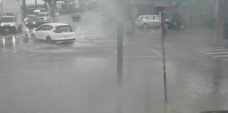 路竹區大雨滂沱，環球路近高速公路出現積淹水。（民眾提供）