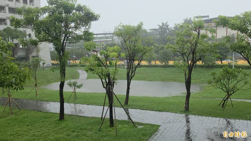 高雄市今天大雨滂沱圖，為府前滯洪池應變中。（記者陳文嬋攝）