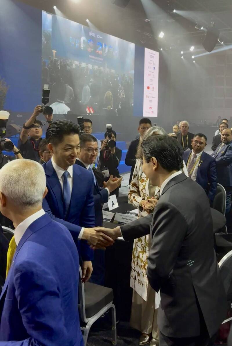 出席新加坡世界城市高峰會 蔣萬安、黃循財握手寒暄