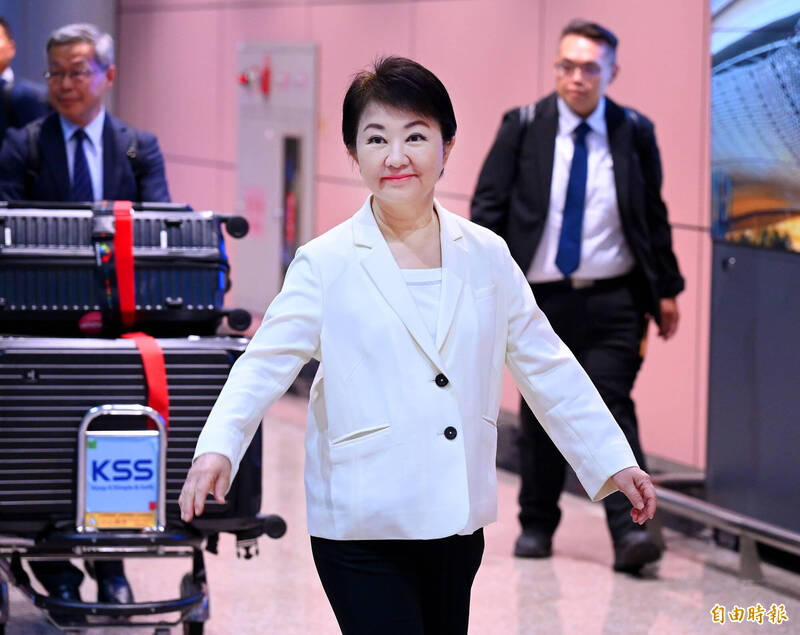 台中市長盧秀燕下午搭機返抵桃園國際機場。（記者朱沛雄攝）