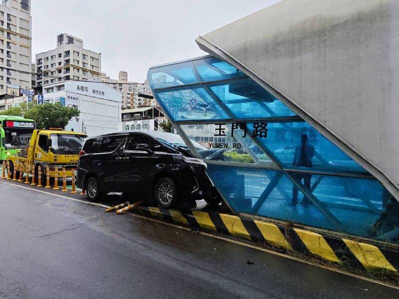 又是毒駕!男子開「阿法」直撞BRT車站 毒品快篩陽性送法辦
