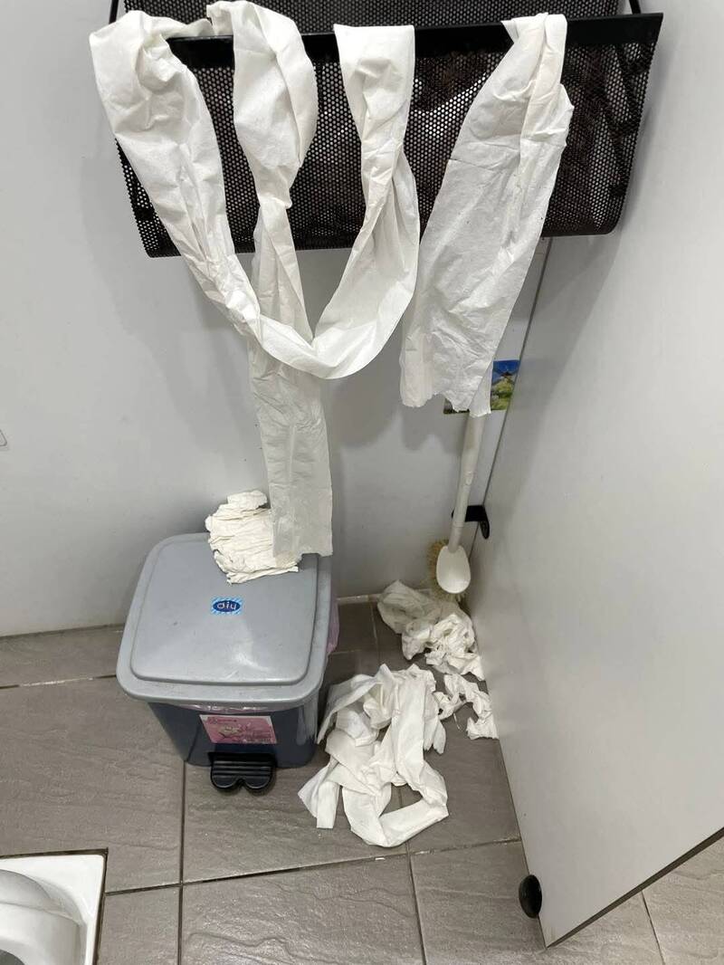 新化圖書館公廁被惡搞衛生紙改放入口處 區長曝還有更噁心的挖糞塗牆