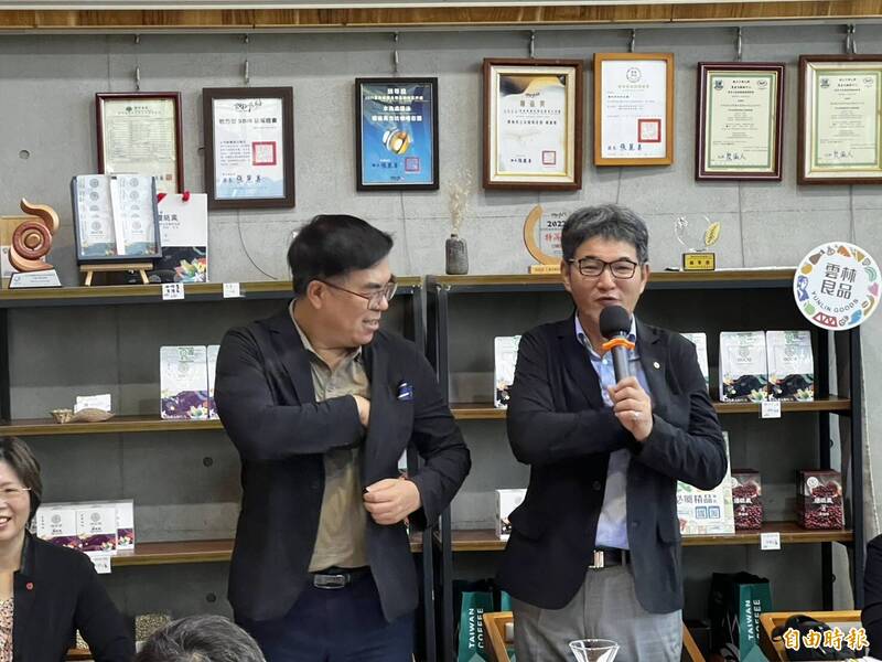 立委劉建國與環境部長彭啟明展示身上穿的西裝是咖啡渣的咖啡紗製成。（記者黃淑莉攝）