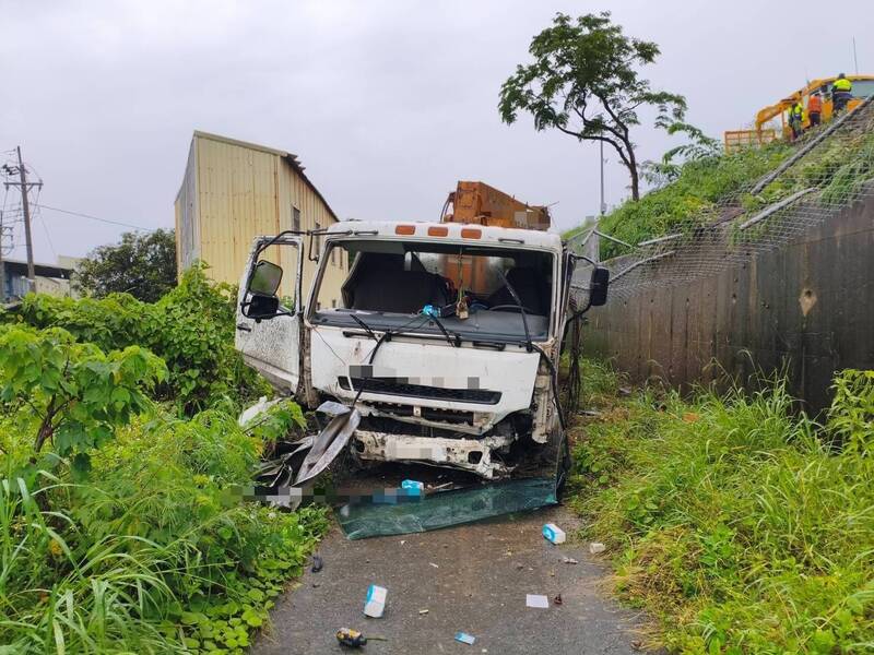 大貨車國1新營路段爆胎失控衝下邊坡 幸無人傷