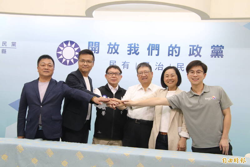 竹北市長內參民調結果出爐後,所有人團結支持勝出的吳旭智(左2)。(記者黃美珠攝)