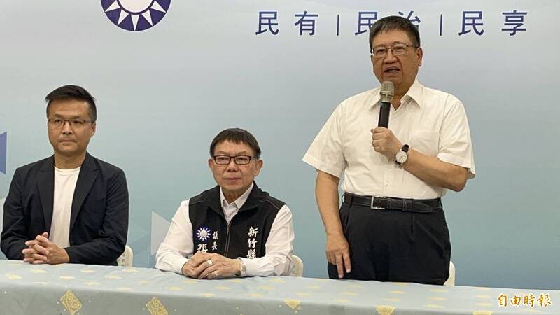 新竹縣長兼國民黨縣黨部主委楊文科(右)宣布縣議員吳旭智(左)代表藍營參選竹北市長,將建議跟民眾黨邱臣遠用民調決定共主是誰。(記者黃美珠攝)