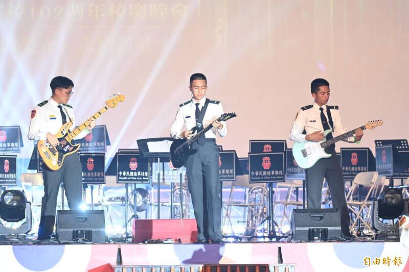 風雨無阻!陸軍官校102週年校慶音樂晚會 上演煙火秀與地方同歡