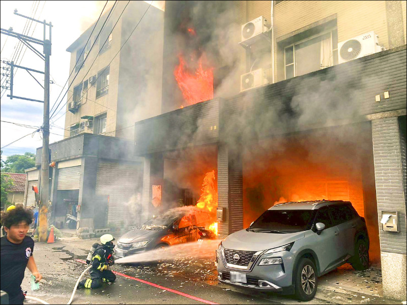 南投市1棟4樓透天民宅,14日清晨發生火災,由於起火建物樓梯狹窄,形成煙囪效應,一片火海中,濃煙直竄。(消防局提供) 南投市1棟4樓透天民宅,14日清晨發生火災,由於起火建物樓梯狹窄,形成煙囪效應,一片火海中,濃煙直竄。(消防局提供)