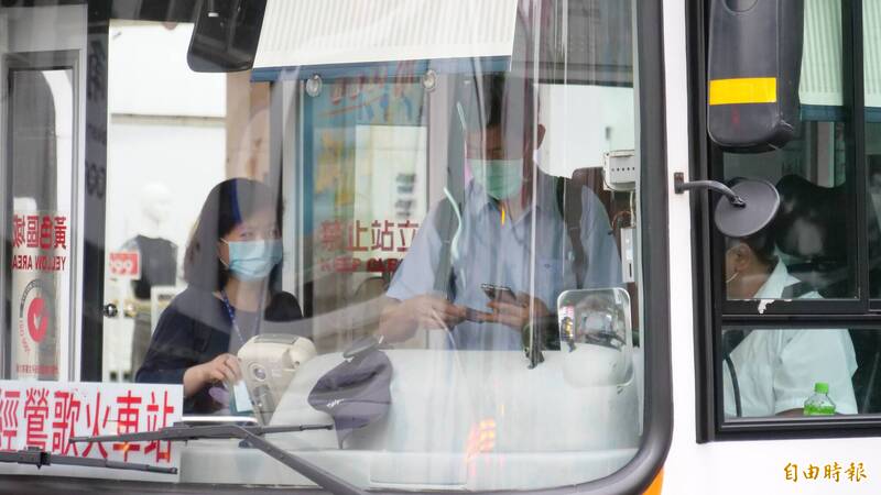公車司機停路邊買午餐 下秒乘客竟「跟著買」網笑:根本帶貨王