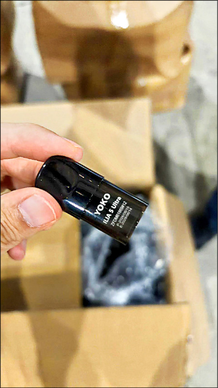假冒進口燈具夾藏闖關 中國雜貨櫃藏20萬個喪屍煙彈配件