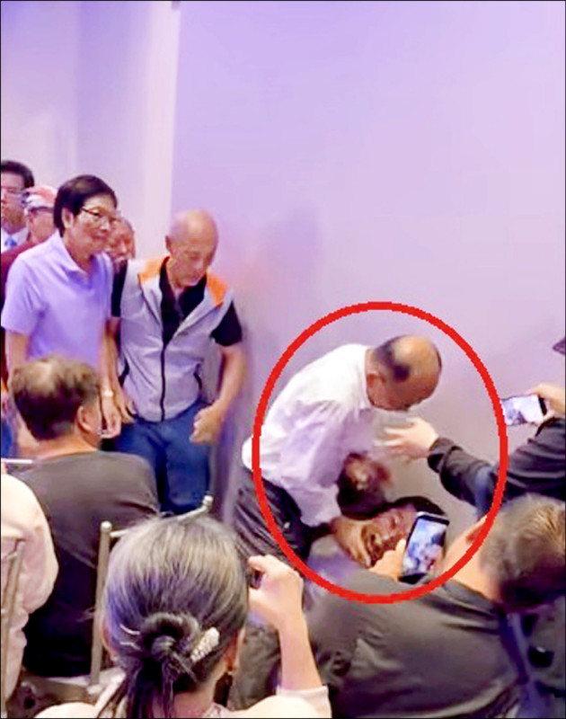 提問鄭麗文 竟遭工作人員痛毆鎖喉 旅美中國人士批:國民黨跟中共一樣殘暴