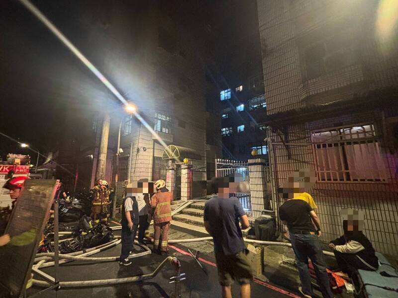 新北中和公寓夜半起火3人送醫 屋主男友躲浴室遭嗆暈亡