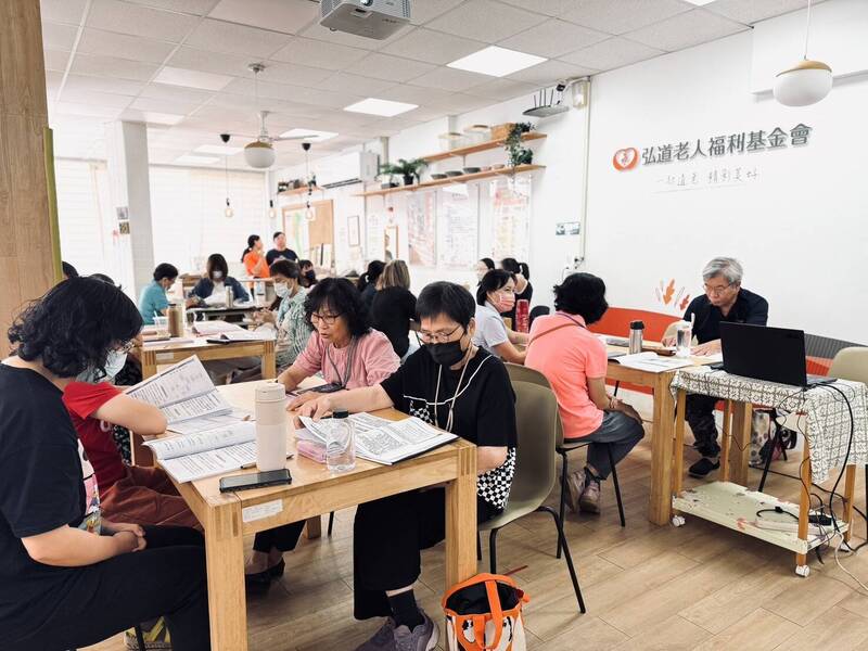 成為機構長輩的「類家人」!屏縣府倡導關懷服務 年輕人也加入