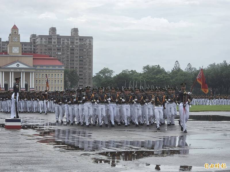 陸官102週年校慶閱兵齊步走  學生昂首展現軍容