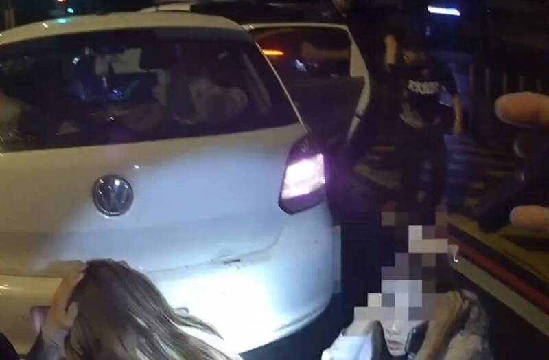 4女擠1車呼攏「失眠出來談心」 警方鷹眼秒見車內藏「喪屍煙彈」