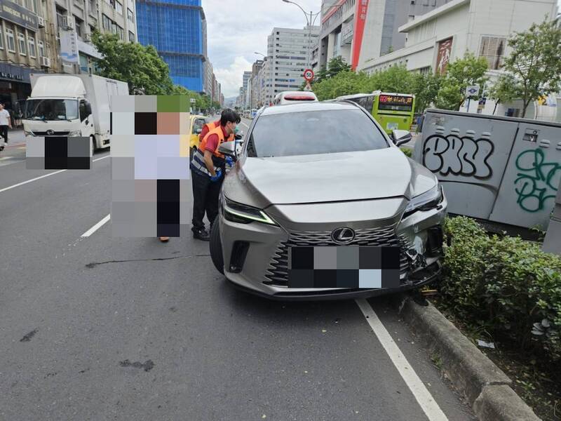 7旬翁駕車撞變電箱!北市松山一度大停電 車禍關鍵畫面斷訊消失
