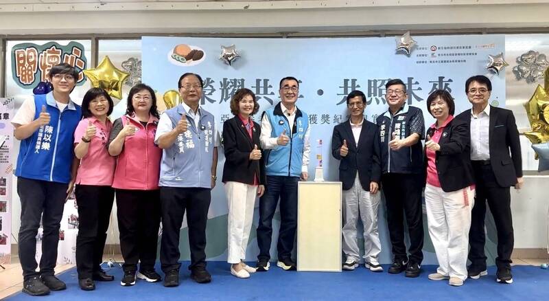 永和民權社區獲高齡產業奧斯卡 李四川再提敬老卡300點悠遊卡化