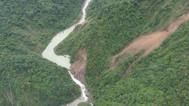 最新空拍曝!竹山10萬噸堰塞湖危機 崩坍逾1公頃「已自然溢流」