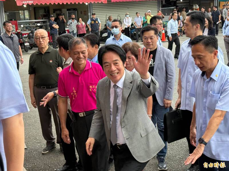總統賴清德赴宜蘭參香，向民眾揮手致意。（記者王峻祺攝）