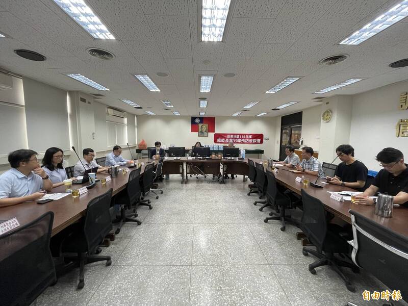 苗栗地方檢察署於今(16)日在台灣電力公司苗栗區營業處舉辦「115年打擊妨害綠能產業發展犯罪聯繫平台會議」及「115年度綠能企業座談會」。(圖由苗栗地檢署提供)
