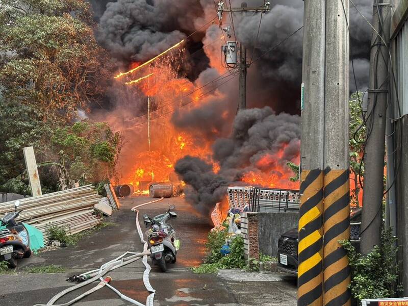 桃園市龜山區萬壽路1段工廠火警，消防人員搶救中。（桃園市消防局提供）