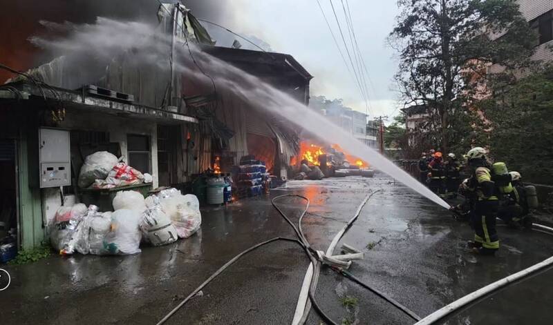 桃園市龜山區萬壽路1段工廠火警，消防人員搶救中。（記者李容萍翻攝）