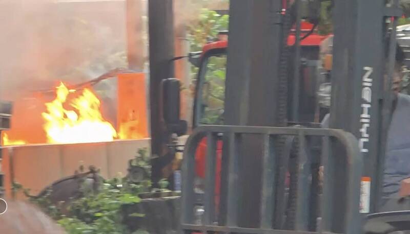 桃園市龜山區萬壽路1段工廠火警，消防人員搶救中。（記者李容萍翻攝）