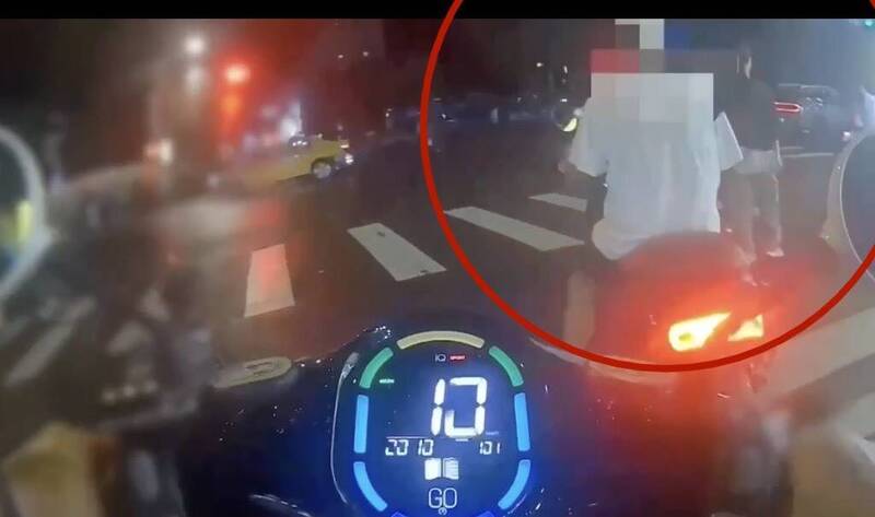 男子騎車未打方向燈遭警攔查 身上飄K毒異味當場毒篩陽性送辦