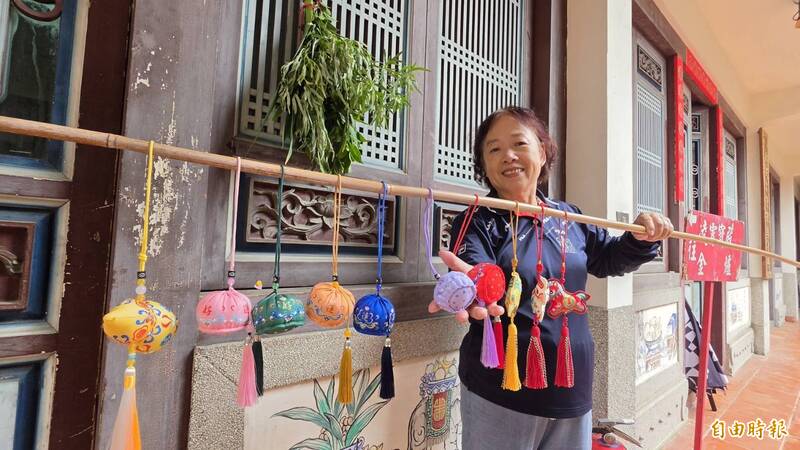 端午取百年古井午時水除穢 台南善化慶安宮送艾草及造型香包