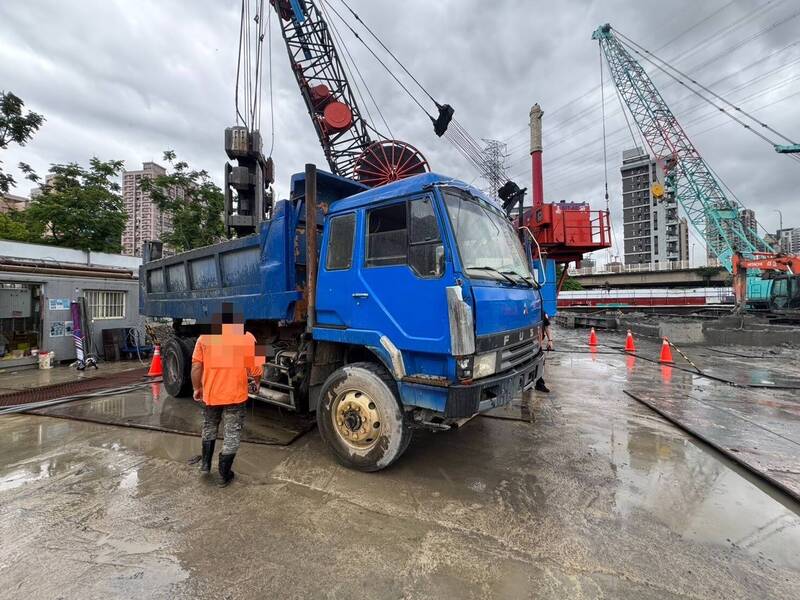 中和工安意外!卡車突滑動 司機閃避不及捲車底輾斃