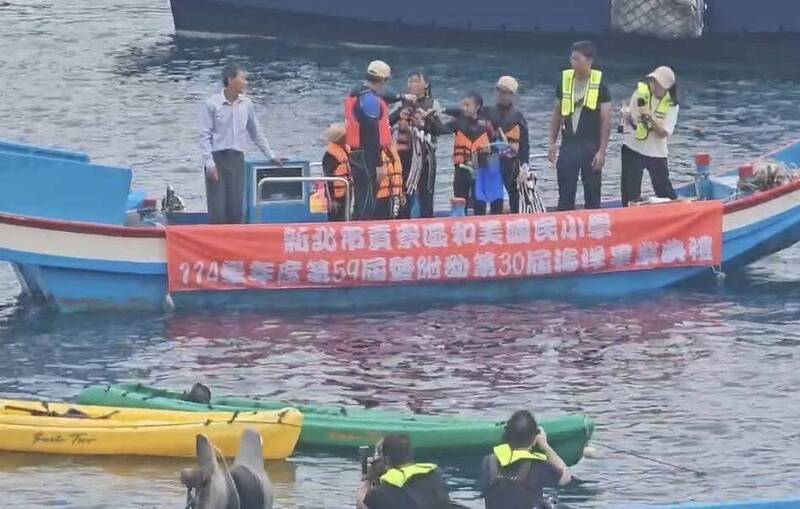 貢寮和美國小畢典 3畢業生划獨木舟、潛水領證書