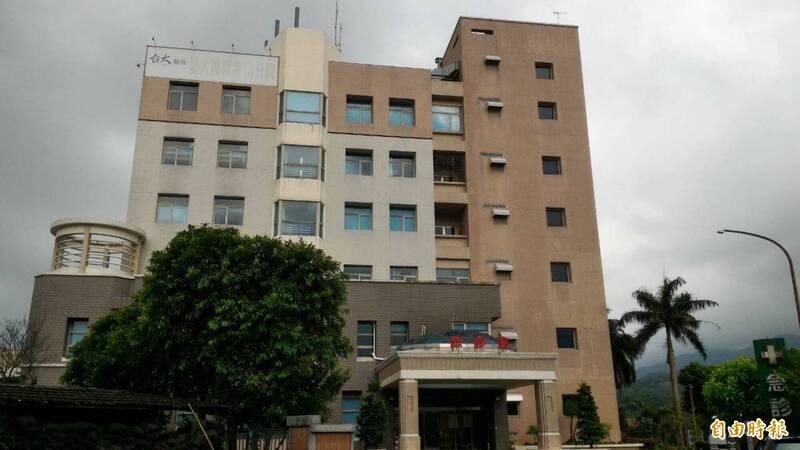 新北萬里怪手清淤翻覆池塘 司機受困溺水送醫搶救中
