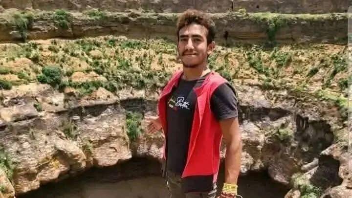 10秒驚悚畫面曝光 網紅徒手攀40層樓高火山口墜落身亡