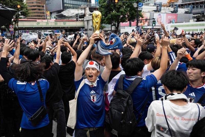 日本球迷衝進澀谷十字路口慶祝逼平荷蘭 40秒後舉動讓全球網友驚呆