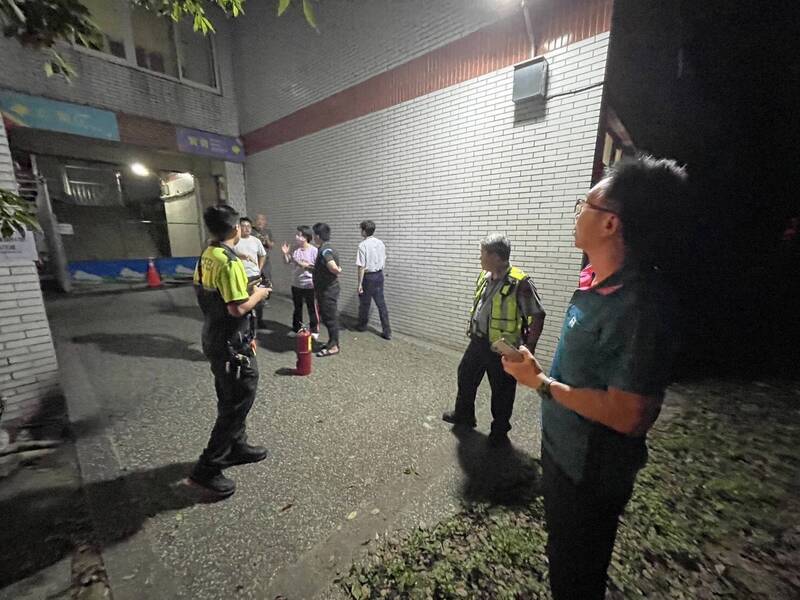 清大宿舍區水溝冒火花!上百名學生緊急疏散
