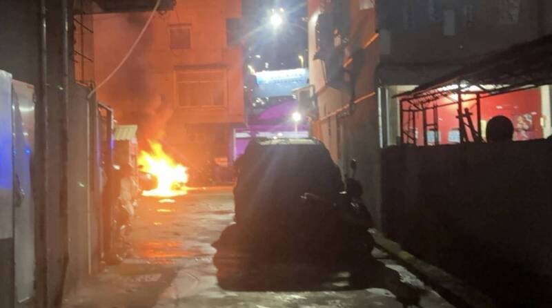 高雄三民區凌晨火燒車 8輛汽機車遭殃